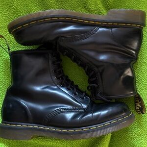 DR. MARTENS: 1460W•BLACK LEATHER•EIGHT HOLE•COMBAT•LACE UP BOOTS.